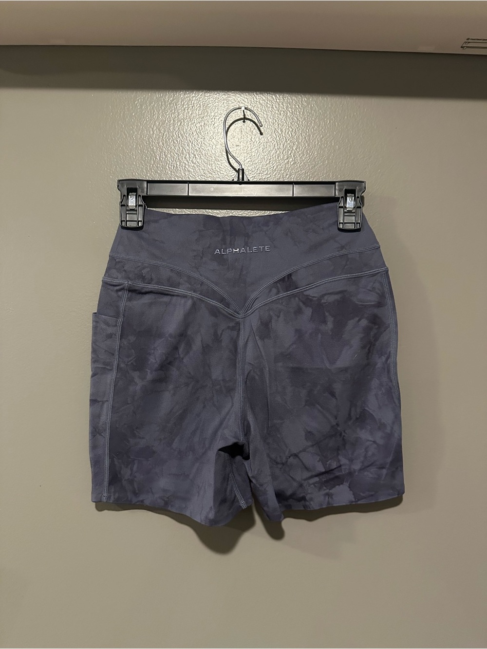 Alphalete Women's High-Waist Bike Shorts - Dark Charcoal Tie-Dye